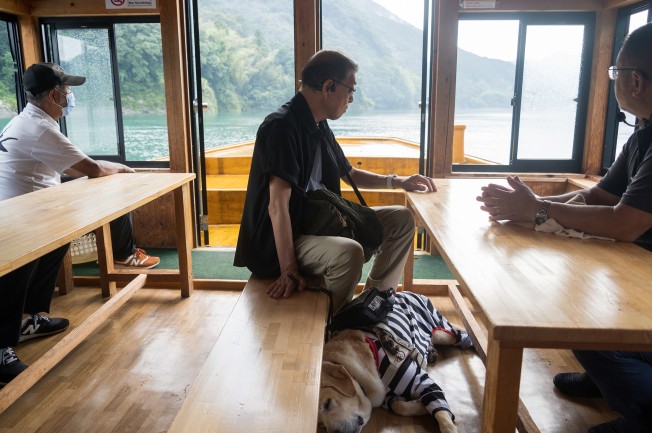 盲導犬と一緒に四万十川屋形船体験