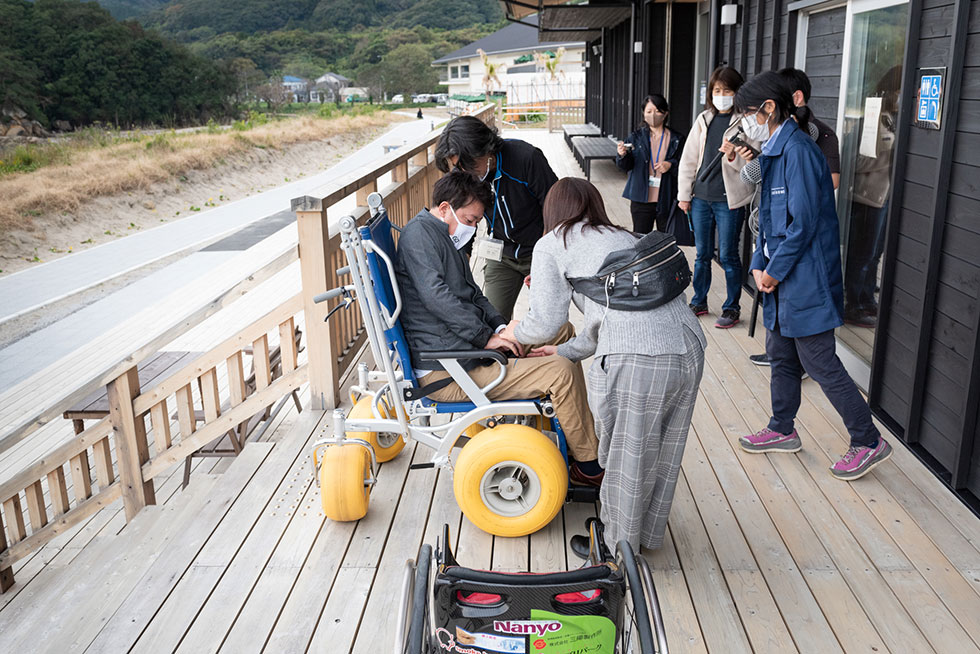 写真:竜串の海岸をビーチ用車いすで散策!!1