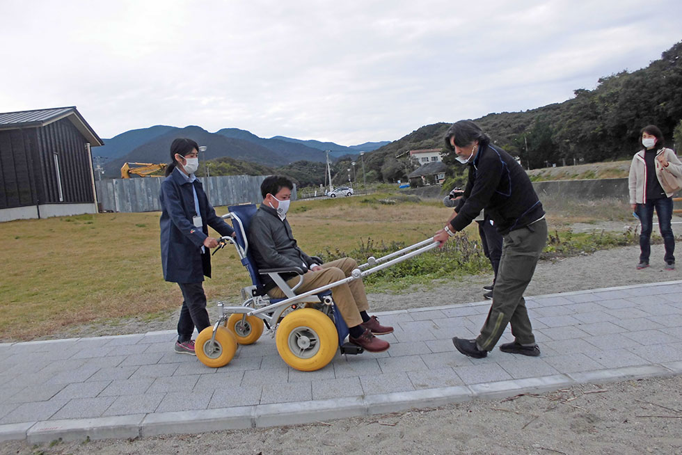 写真:竜串の海岸をビーチ用車いすで散策!!2