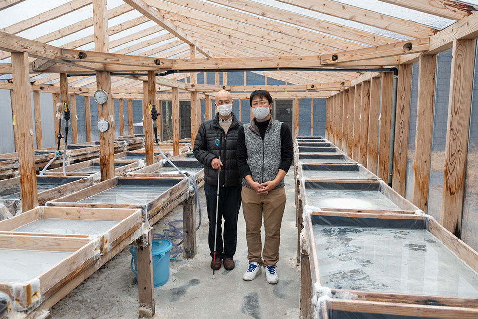 写真:完全天日塩 塩づくり見学1