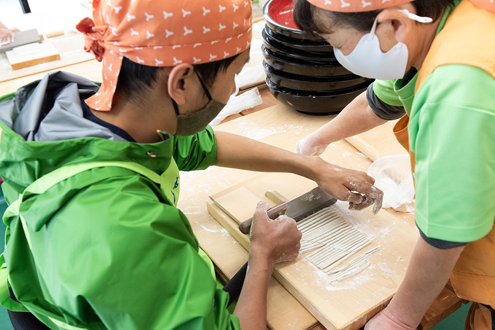 写真:できあがりまでドキドキ、ワクワク！そば打ち体験！1