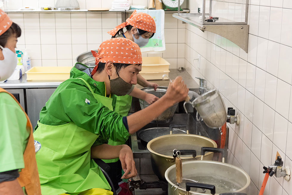 写真:できあがりまでドキドキ、ワクワク！そば打ち体験！2