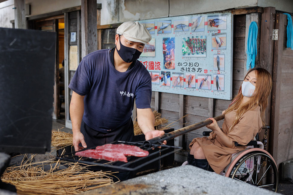 写真:カツオのわら焼きタタキ造り体験!3