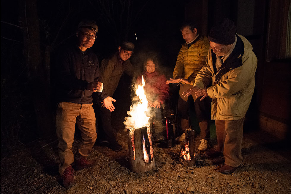 写真:冬のアウトドアを楽しむ2