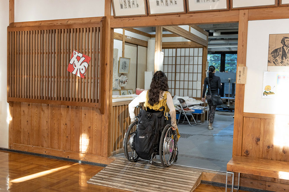 写真:オリジナルの和紙「紙すき」体験1