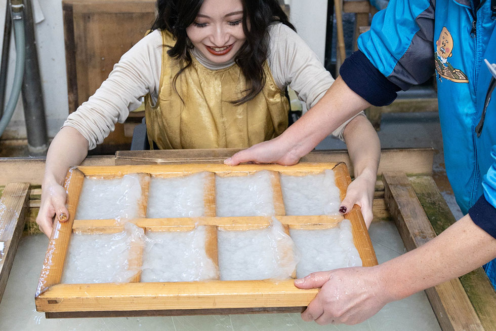 写真:オリジナルの和紙「紙すき」体験3