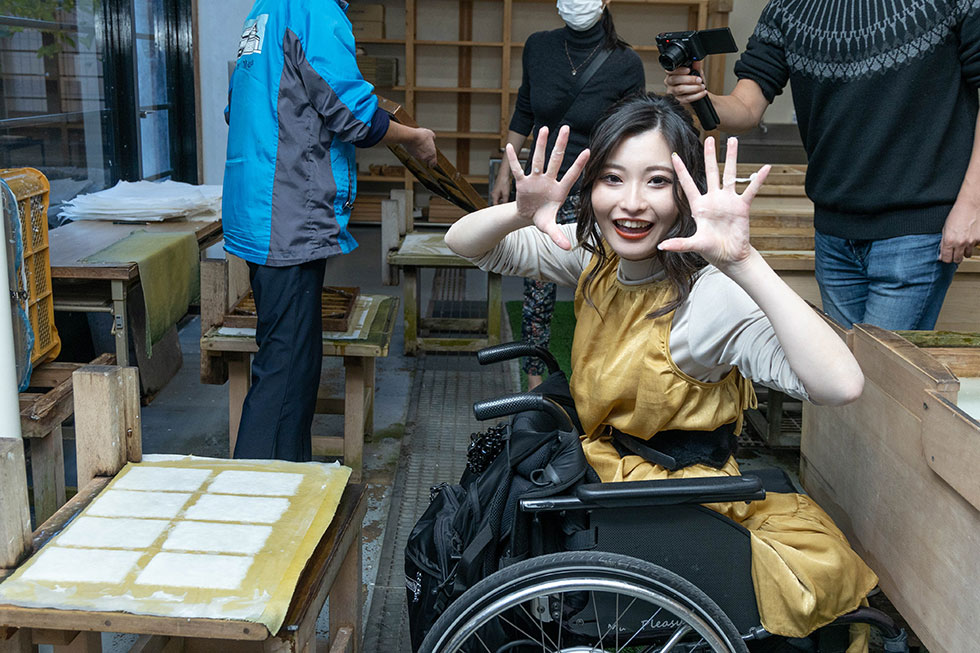 写真:オリジナルの和紙「紙すき」体験4