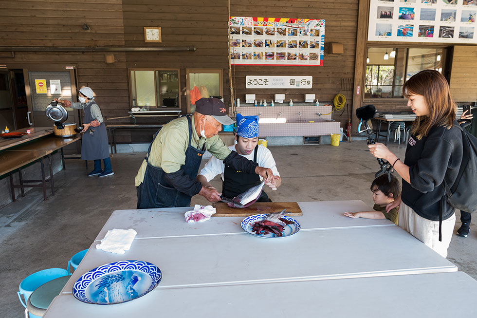 写真:「さばく」「焼く」「食べる」ワラ焼きタタキ体験1
