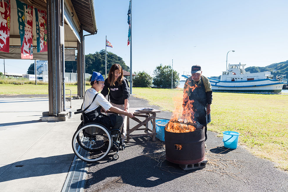 写真:「さばく」「焼く」「食べる」ワラ焼きタタキ体験2