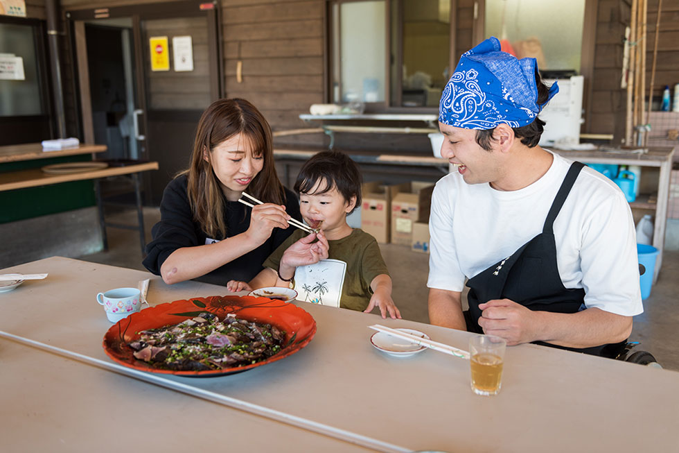 写真:「さばく」「焼く」「食べる」ワラ焼きタタキ体験3