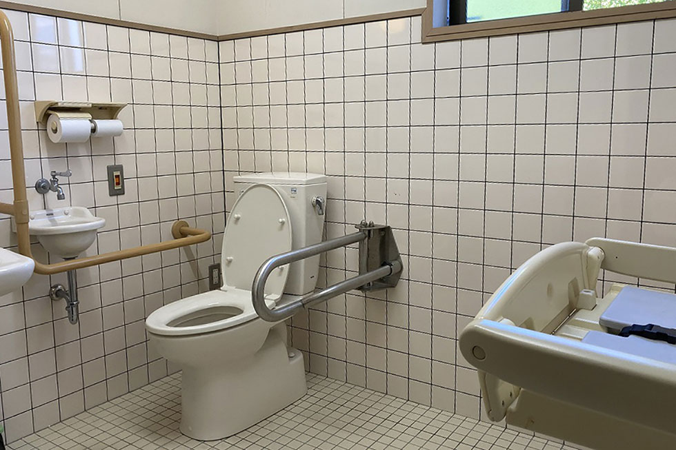 写真:車いす対応トイレとベビーシートあり