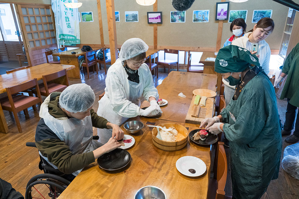写真:地元愛あふれる、田舎ずしづくり体験2