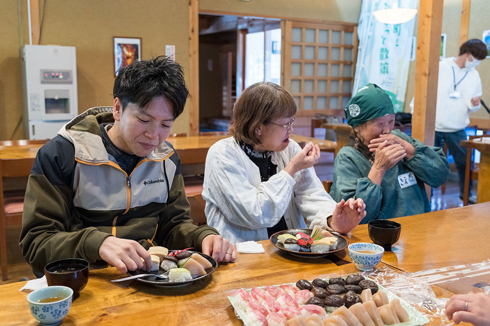 写真:地元愛あふれる、田舎ずしづくり体験4