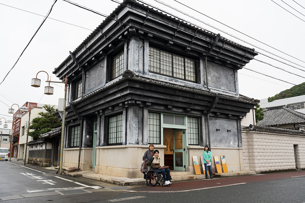 写真:車いすで須崎市ロイロイまち歩き1