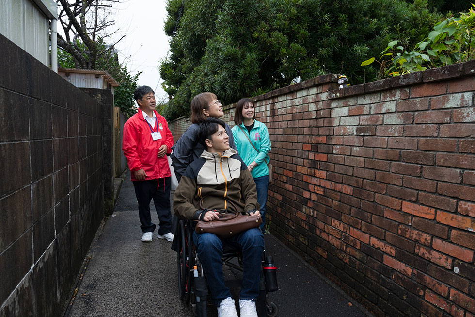 写真:車いすで須崎市ロイロイまち歩き2