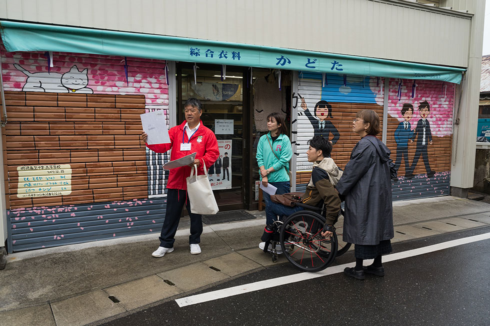 写真:車いすで須崎市ロイロイまち歩き3