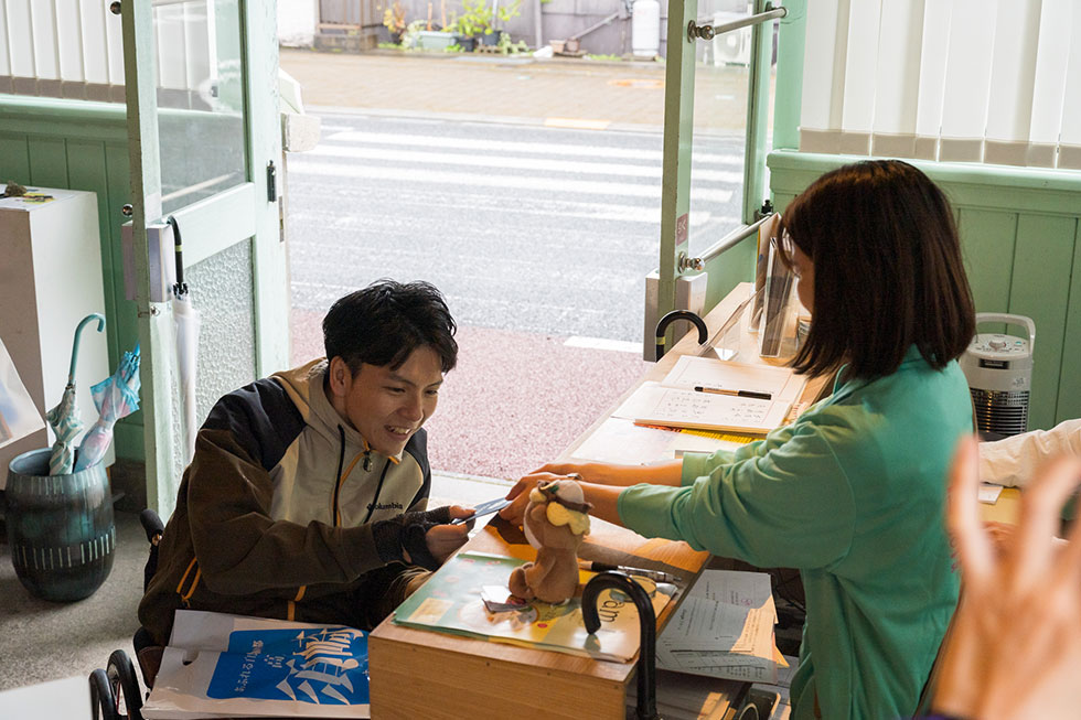 写真:車いすで須崎市ロイロイまち歩き4