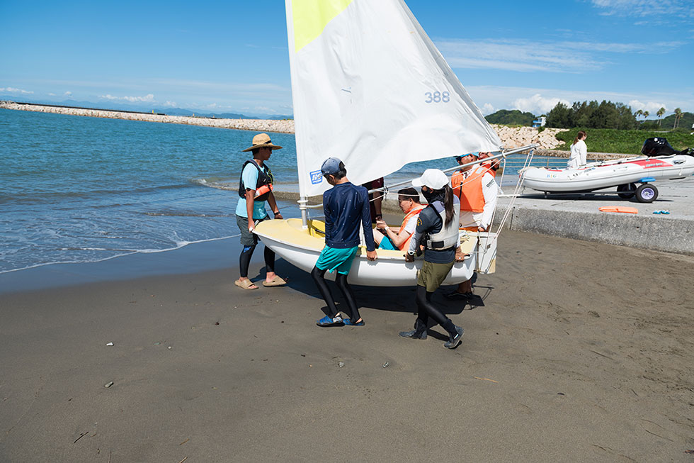 写真:盲導犬と一緒にハンザクラス（ヨット）体験2