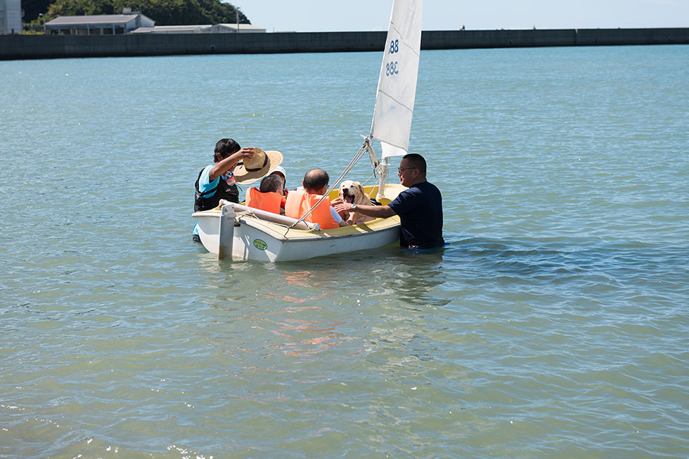 写真:盲導犬と一緒にハンザクラス（ヨット）体験3