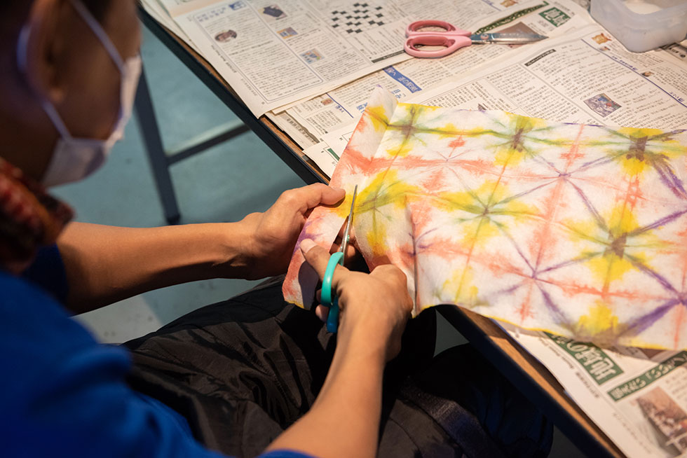 写真:土佐和紙を使ったうちわ作り体験！2