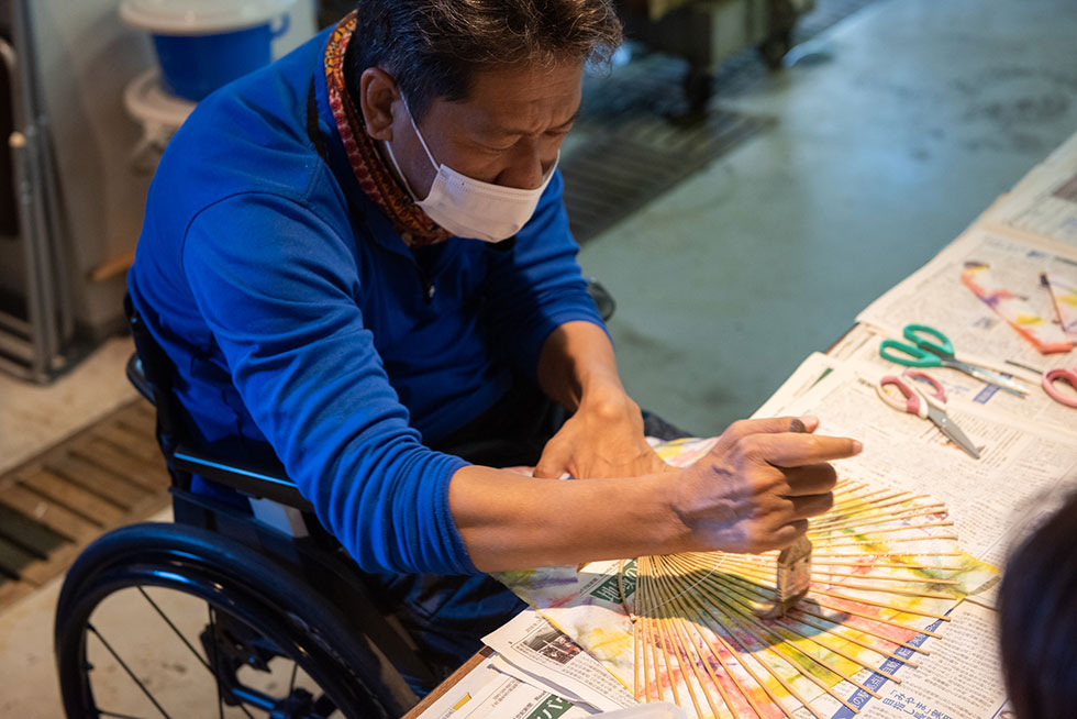 写真:土佐和紙を使ったうちわ作り体験！3