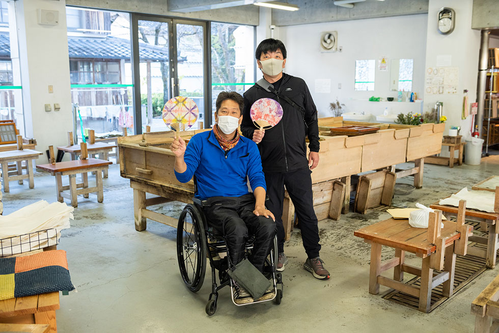 写真:土佐和紙を使ったうちわ作り体験！4