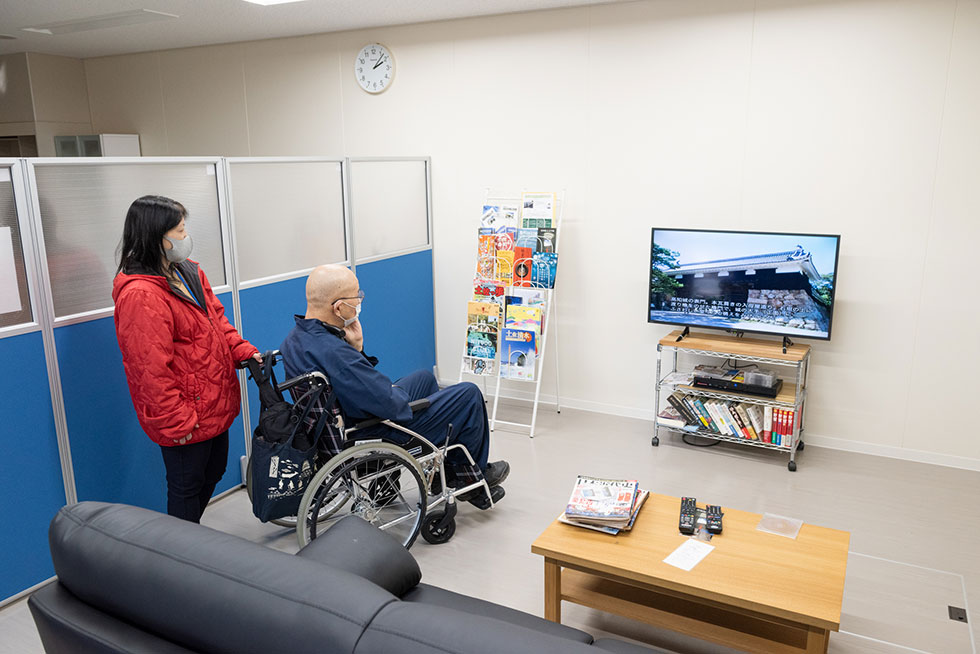 写真:車いすで高知城にチャレンジ2