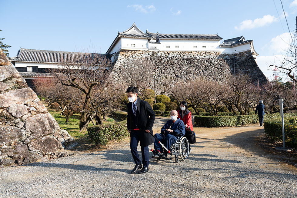 写真:車いすで高知城にチャレンジ3