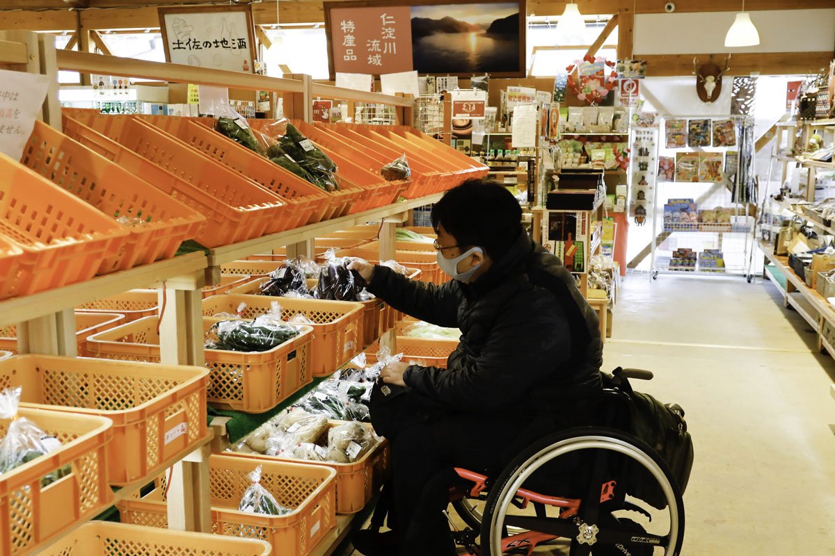 写真:とまとすたんど（村の駅ひだか内）3
