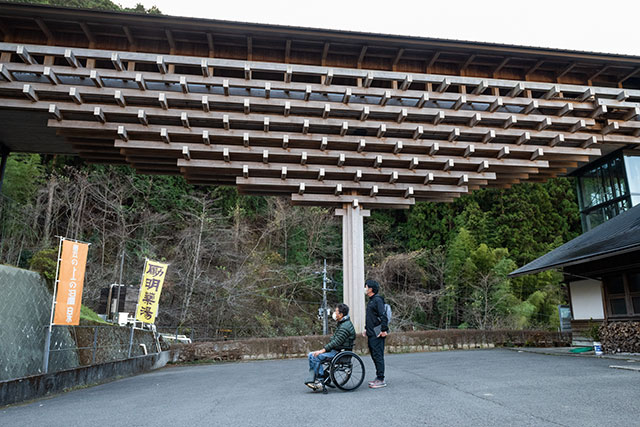 写真:隈研吾氏の建造物を巡るまちあるき2