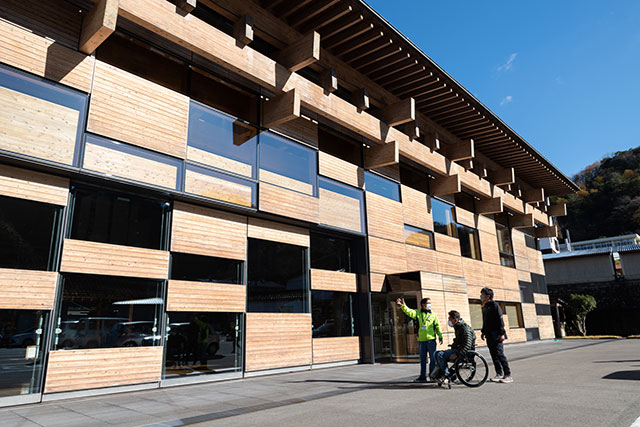 写真:隈研吾氏の建造物を巡るまちあるき3