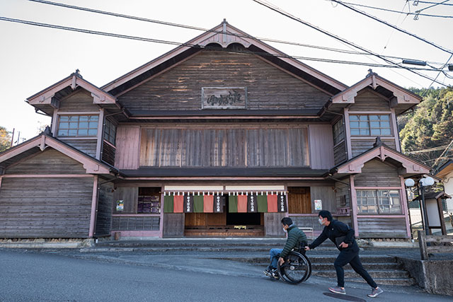 写真:隈研吾氏の建造物を巡るまちあるき4